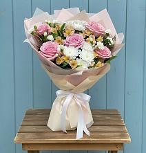Букет цветов из:  Гвоздики, Орхидеи и Розы в Ундоры