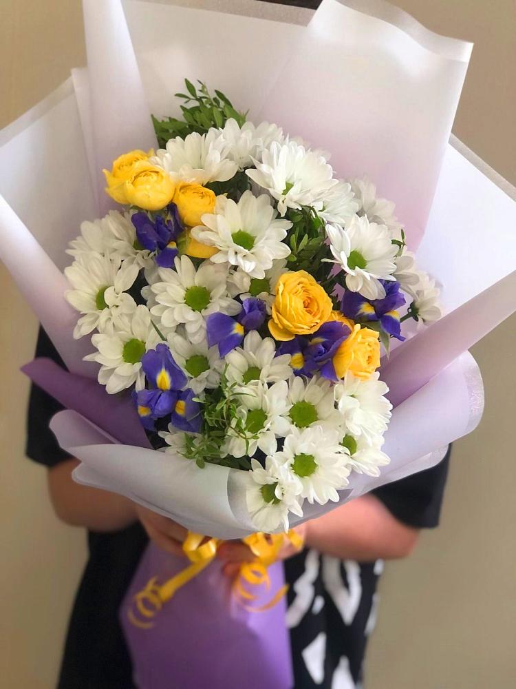 Букет цветов из: Ирисы, Хризантемы и Розы в Ундоры