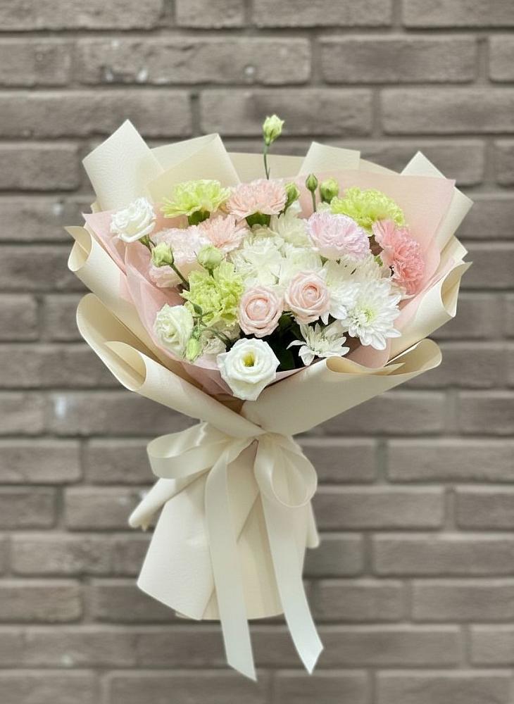 Букет цветов из: Гвоздики, Розы, Лизиантусы и Хризантемы в Ундоры