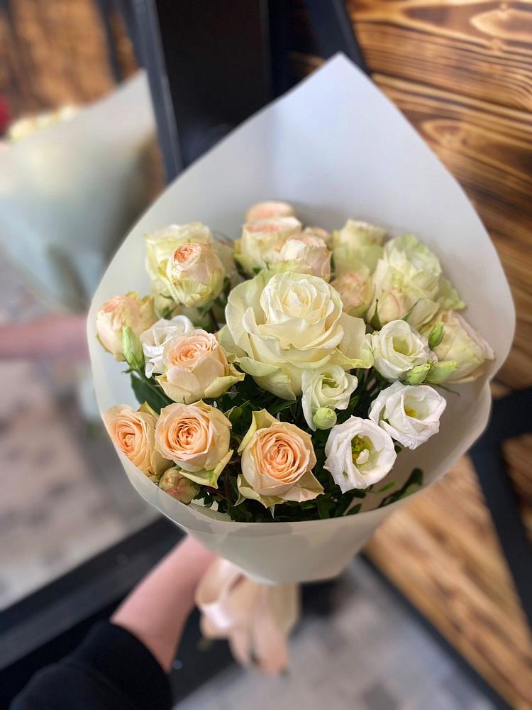 Букет цветов из: Розы и Лизиантусы в Ундоры